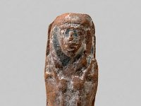 Aeg T 31  Aeg T 31, 20./21. Dynastie, Uschebti, Roter Ton, H 6,4 cm, B 1,8 cm, T 2,0 cm : Bestandskatalog €gypten, Museumsfoto: Claus Cordes